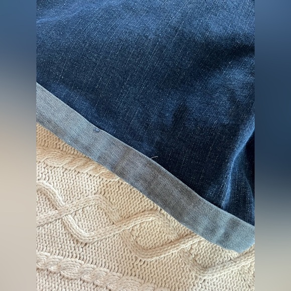 Levi’s Signature denim Distressed Medium Wash Cuffed Jean Shorts Size 24 Plus - Picture 4 of 16